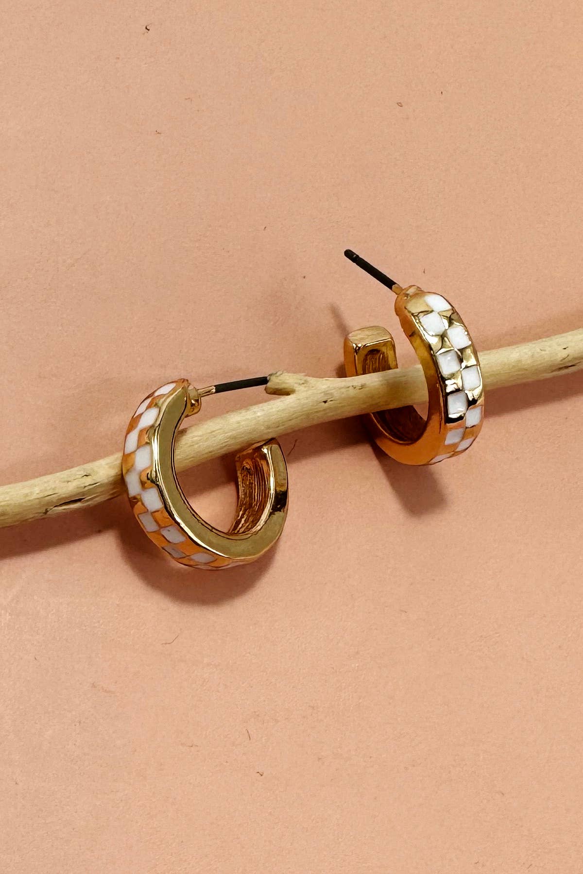 MINI CHECKER HOOP HUGGIE EARRINGS | 31E24864: Gold/black