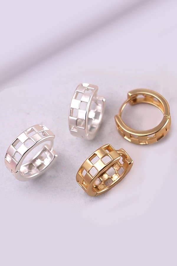 MINI CUTOUT CHECKER HOOP HUGGIE EARRING | 80E2440: MATTE SILVER