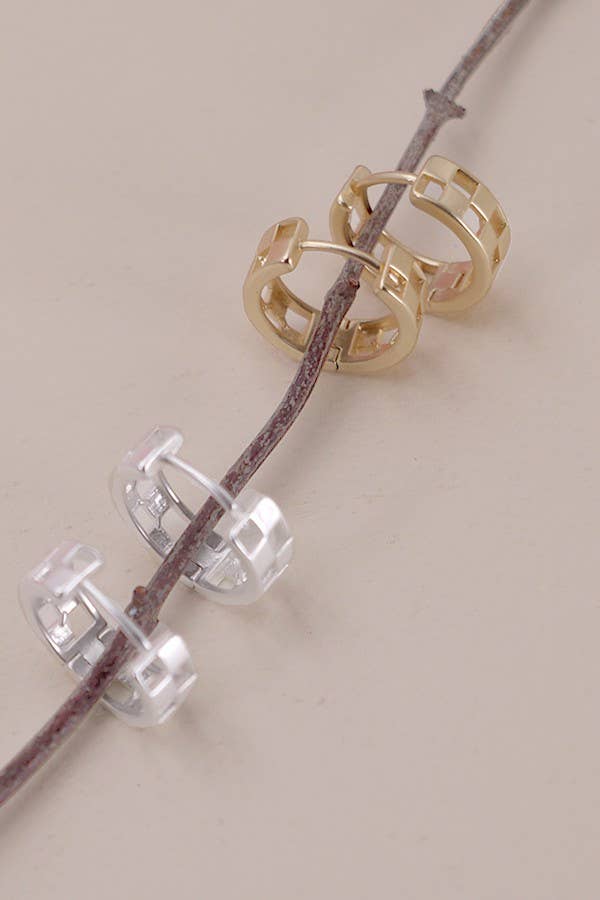 MINI CUTOUT CHECKER HOOP HUGGIE EARRING | 80E2440: MATTE SILVER