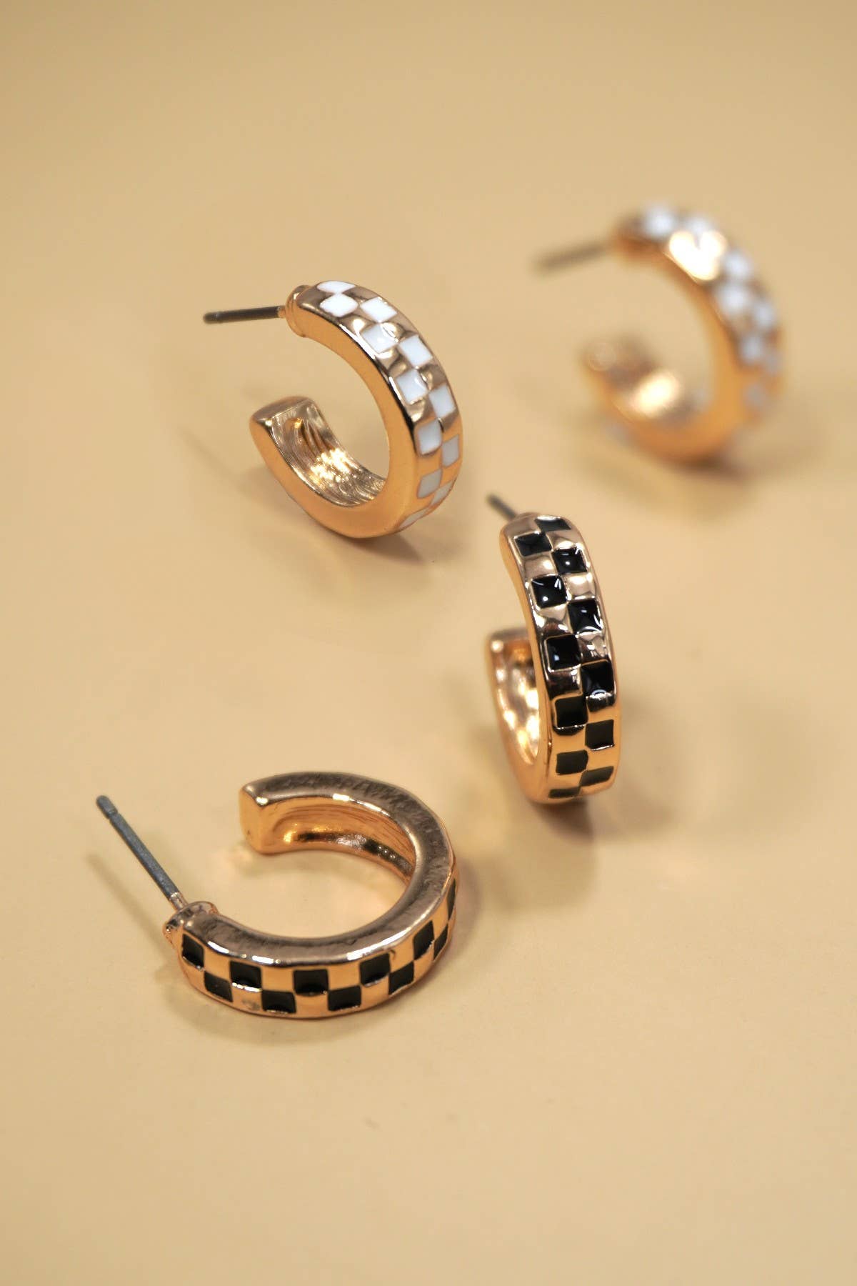 MINI CHECKER HOOP HUGGIE EARRINGS | 31E24864: Gold/black