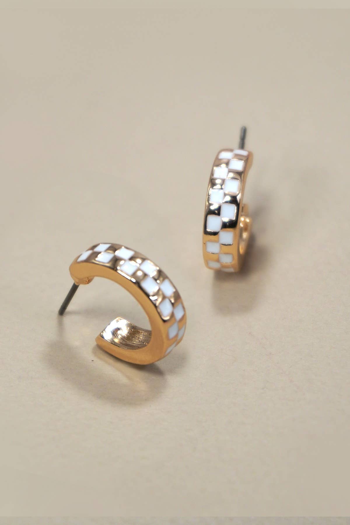 MINI CHECKER HOOP HUGGIE EARRINGS | 31E24864: Gold/black