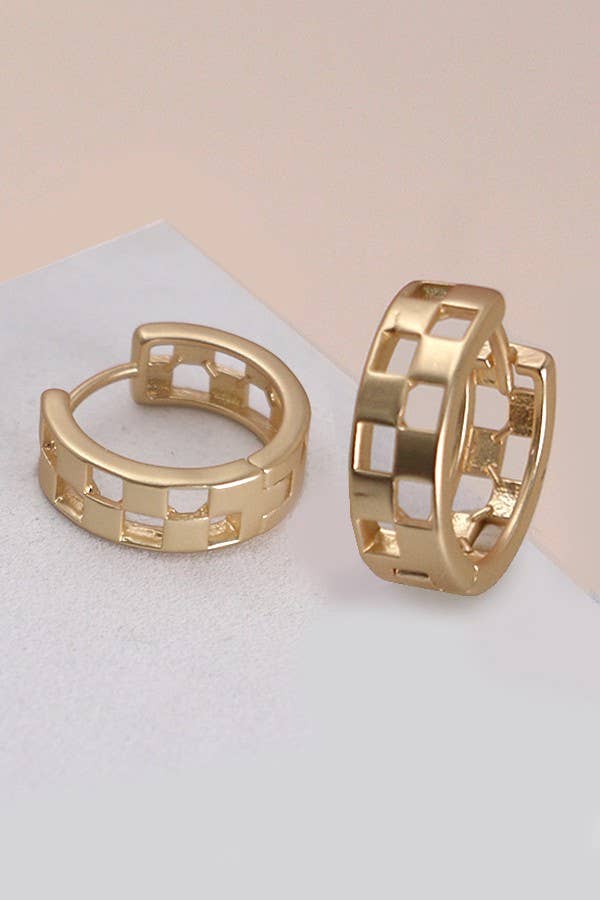 MINI CUTOUT CHECKER HOOP HUGGIE EARRING | 80E2440: MATTE SILVER