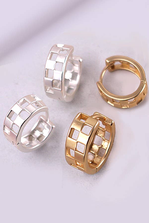 MINI CUTOUT CHECKER HOOP HUGGIE EARRING | 80E2440: MATTE SILVER