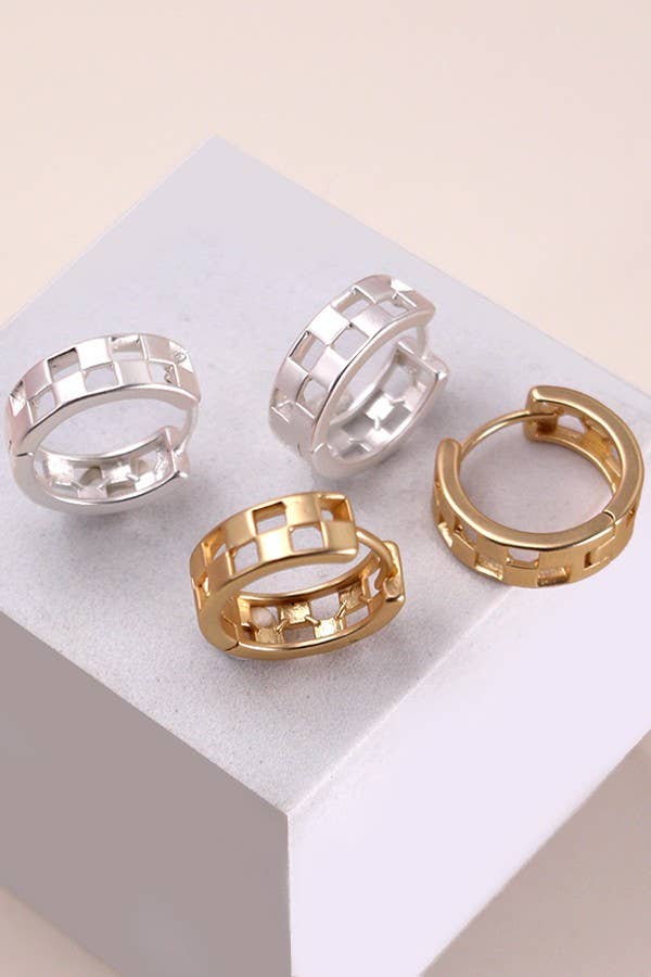 MINI CUTOUT CHECKER HOOP HUGGIE EARRING | 80E2440: MATTE SILVER