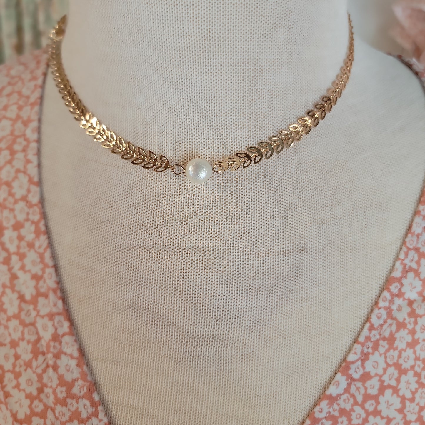 Metal cream pearl leaf necklace