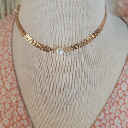 Metal cream pearl leaf necklace