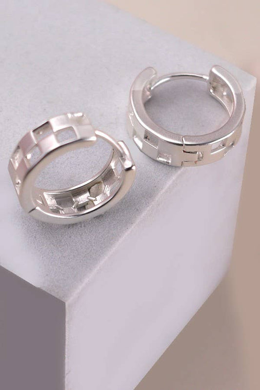 MINI CUTOUT CHECKER HOOP HUGGIE EARRING | 80E2440: MATTE SILVER